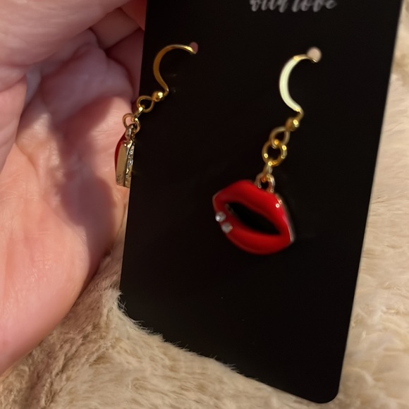 18K Gold plated hooks with red lips and 2 Rhinestones - Picture 2 of 2